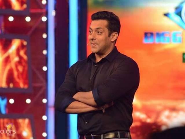 शाहरूख के साथ असली 'स्मूच' वाली तस्वीर तो मेरे पास है- सलमान खान ‘The real smooch pictures of Shah Rukh and myself are with me,’ says a witty Salman in Bigg Boss 8