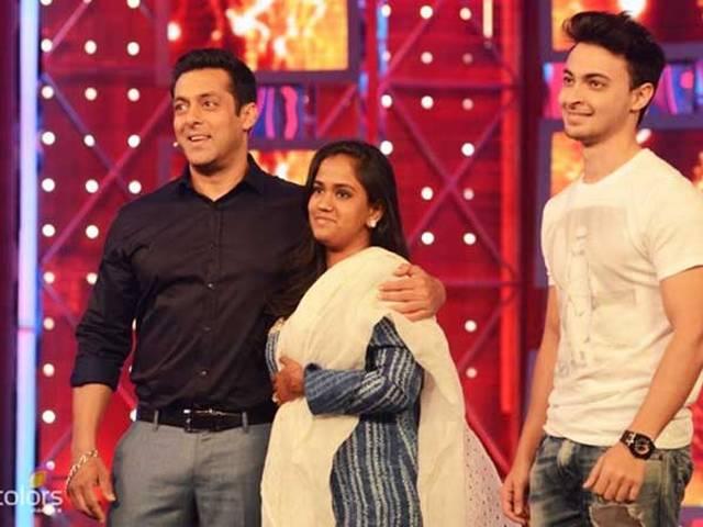 सलमान ने किया कुछ ऐसा जिसे देख हैरान रहे गए फैंस Salman’s newly married sister Arpita with her husband was present at Bigg Boss show