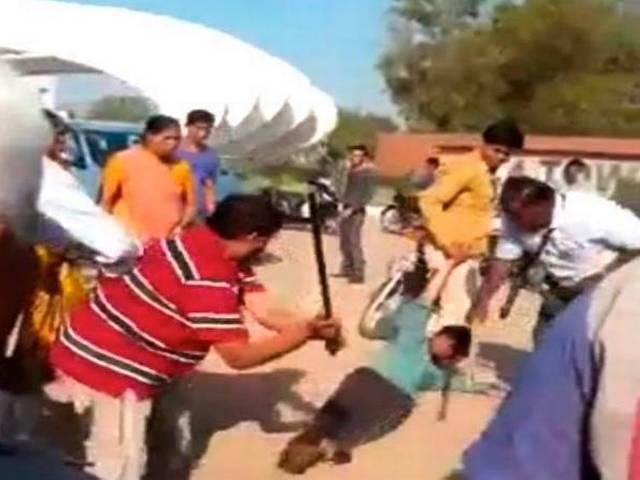 युवक को लोहे की छड़ से पीटते गुजरात बीजेपी विधायक कैमरे में कैद mla cought in camera
