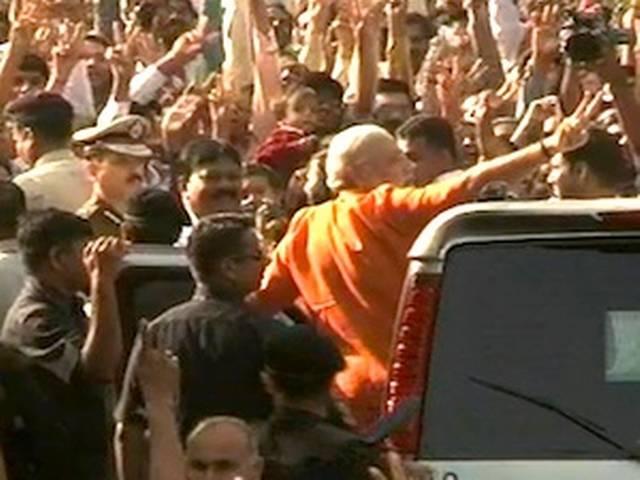 लाव-लश्कर के साथ पहुंचे नरेंद्र मोदी की शिकायत लाव-लश्कर के साथ पहुंचे नरेंद्र मोदी की शिकायत