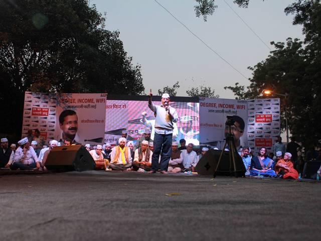 केजरीवाल ने मुंबई में रखी डिनर पार्टी, शामिल होने की फीस 20 हजार रुपये delhi assembly election: for fund raising kejariwal to attend dinner party in mumbai today