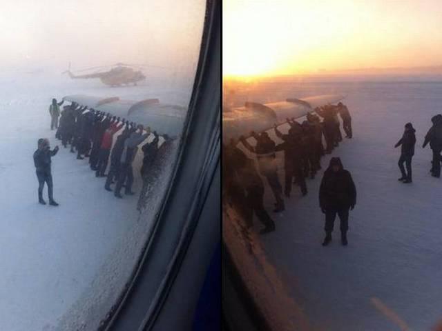 MUST WATCH: ...तो पैसेंजर्स को लगाना पड़ा प्लेन को धक्का! Plane freezes to ground, passengers push it to runway