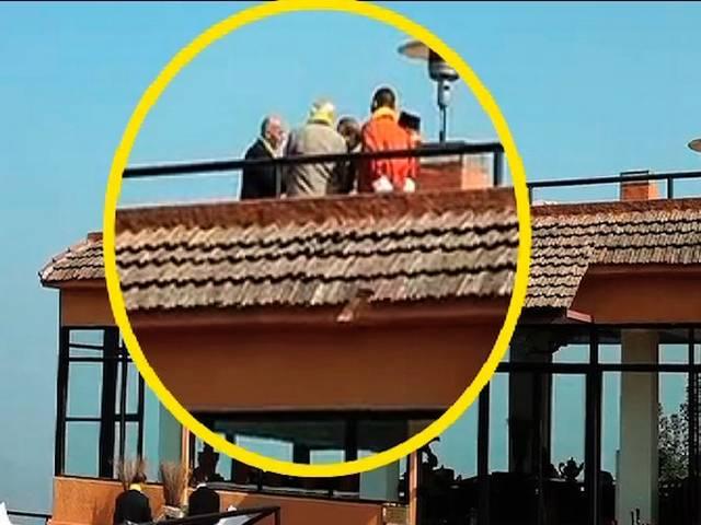 नमो-नवाज : कल नजरें भी नहीं मिलीं और आज हाथ मिले pm modi meet nawaz