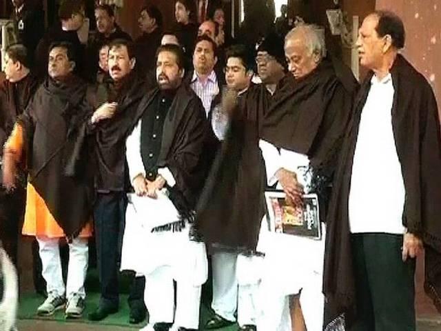 कालेधन पर प्रदर्शन के लिए तृणमूल सांसदों ने ओढ़ी काली शाल TMC-MP-PROTEST