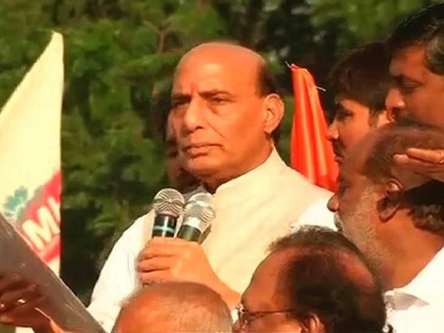 भारत-पाक संबंधों पर राजनाथ ने कहा ''हाथ मिलाना काफी नहीं, दिल मिलने चाहिए'' rajnath_kashmir