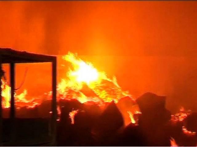 दिल्ली के कापसहेड़ा में भीषण आग में लकड़ी के 15 गोदाम जलकर राख delhi_fire_wood_godown