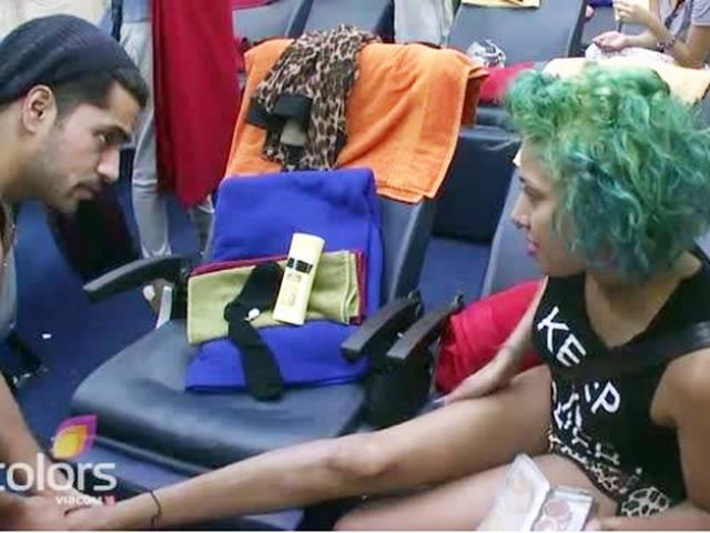 बिग बॉस: वाशरूम में लॉक हुए गौतम-डायंड्रा, सोनाली ने किया प्यार का इजहार Bigg Boss: OMG! Diandra and Gautam locked in the bathroom!