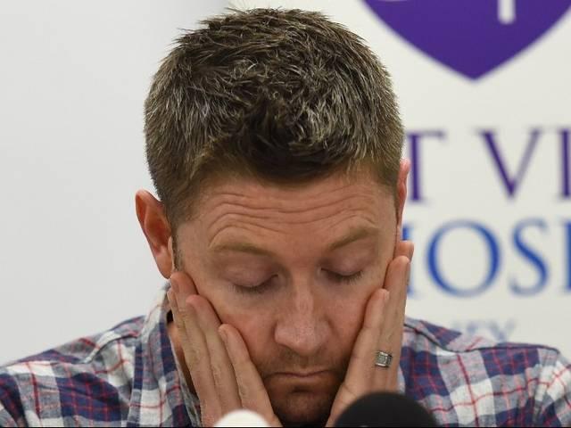 ह्यूज़ को याद कर क्लार्क की आखों में आए आंसू Michael Clarke breaks down while addressing media