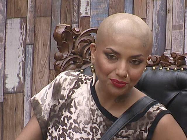 बिग बॉस 8: गौतम के साथ बाथरुम में लॉक होने के बाद डइंड्रा का ये बाल्ड लुक! Bigg Boss 8: Diandra Soares goes bald