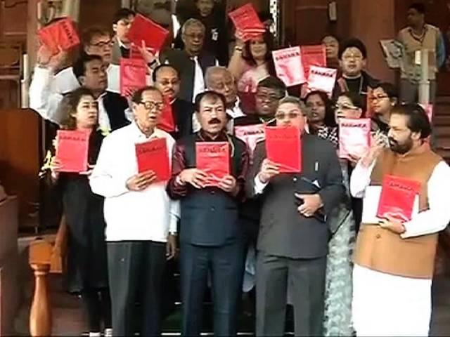 सहारा की 'लाल डायरी' के बहाने टीएमसी का अमित शाह पर हमला TMC MPs protest inside parliament hose