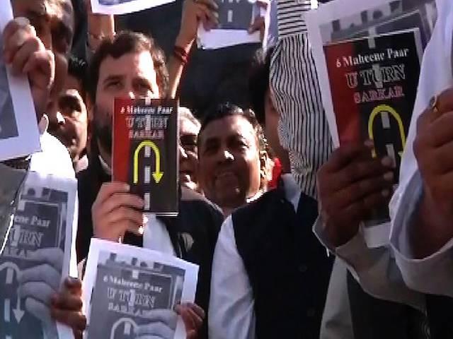 राहुल गांधी संसद परिसर में गांधी मूर्ति के पास बैठे धरने पर, मोदी सरकार के यूटर्न के खिलाफ खोला मोर्चा rahul_gandhi_on_protest