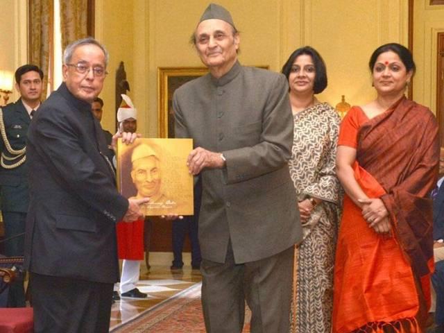 प्रणब मुखर्जी ने पूर्व राष्ट्रपति राजेंद्र प्रसाद के ऊपर लिखी गई पुस्तक का विमोचन किया President Pranab Mukherjee receives first copy of book on Rajendra Prasad