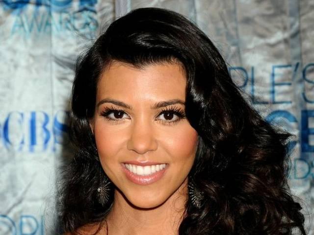 कोर्टनी ने खिंचवाई न्यूड तस्वीर Pregnant Kourtney Kardashian Poses Nude For DuJour Magazine