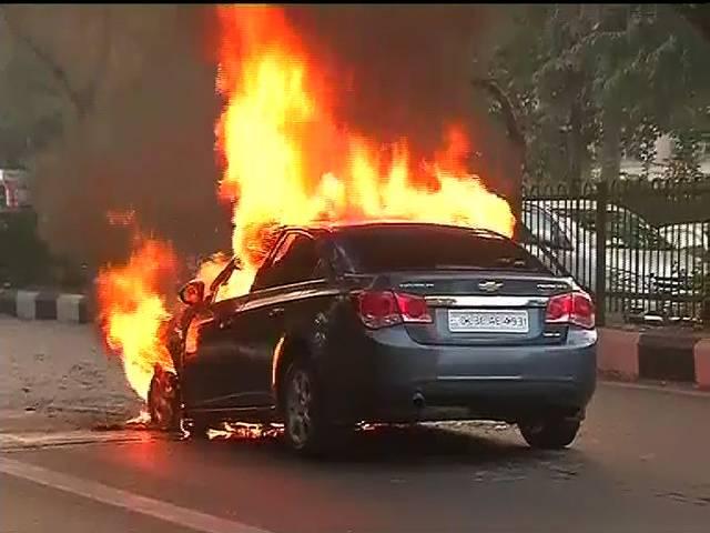 दिल्ली के आर के पुरम में चलती कार में लगी भीषण आग delhi_car_caught_fire