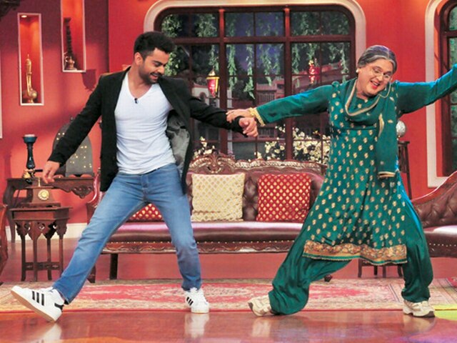 कपिल की 'दादी' को लगी चोट! Ali Asgar injures himself on Comedy Nights With Kapil