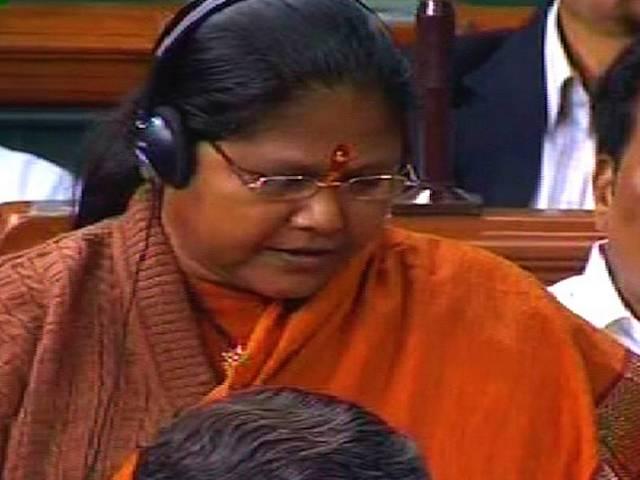 साध्वी के बचाव में उतरी सरकार, नकवी और रामविलास पासवान ने चला पिछड़ा कार्ड, पीएम ने की माफी की अपील pm_on_sadhvi_in_loksabha