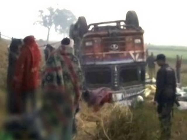 बिहार में ट्रक पलटने से 25 मजदूरों की मौत बिहार में ट्रक पलटने से 25 मजदूरों की मौत