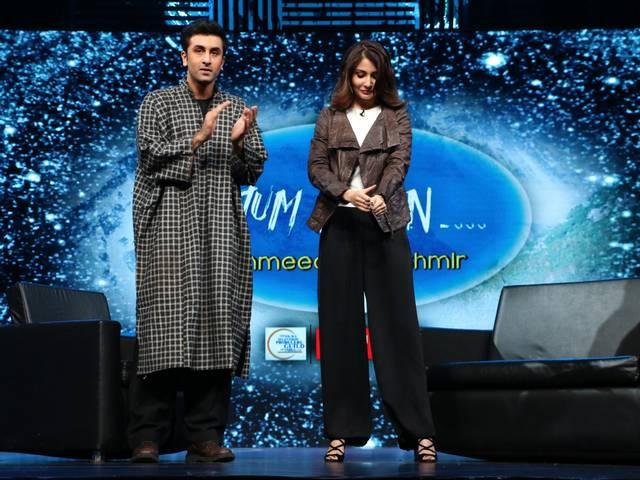 रणबीर, अनुष्का बाढ़ राहत के लिए कॉस्ट्यूम नीलाम करेंगे Ranbir Kapoor, Anushka Sharma to auction movie costumes to help flood survivors in Kashmir and Assam