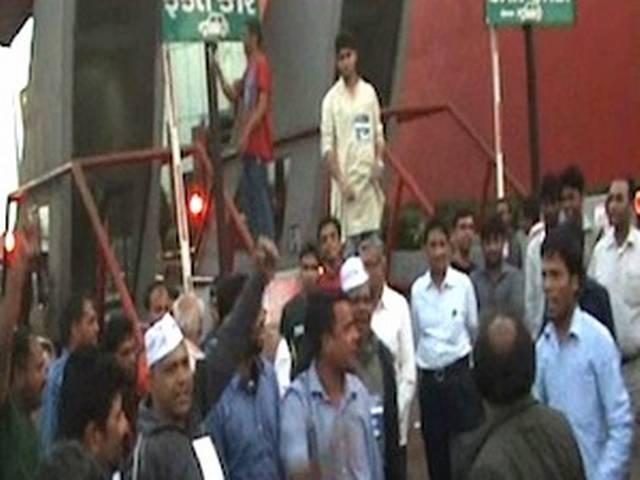 वडोदरा में टोल नहीं देने पर अड़े अन्ना समर्थक वडोदरा में टोल नहीं देने पर अड़े अन्ना समर्थक