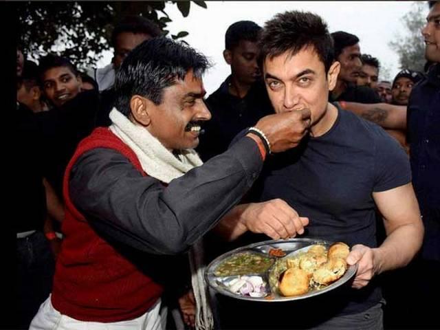 ढाबे पर 'पीके' ने खाया लिट्टी-चोखा Aamir Khan enjoyed local cuisine ‘Litti Chokha’ at Patna Airport