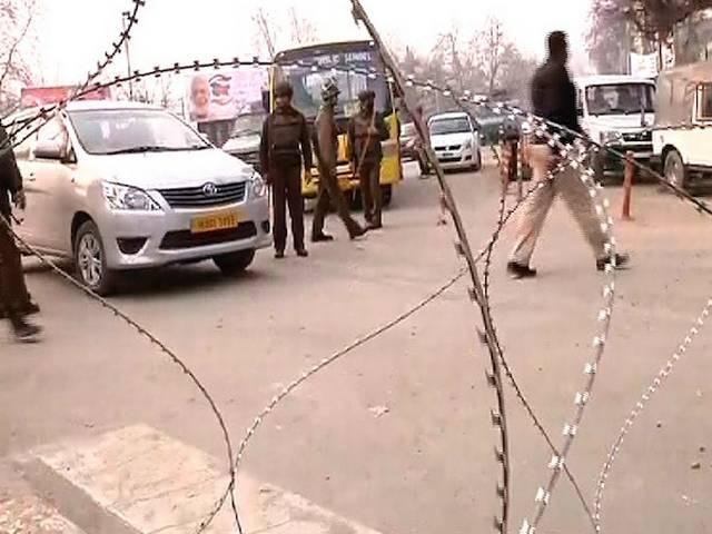 पुलवामा के पोलिंग बूथ पर ग्रेनेड हमला, CISF जवान घायल grenade attack at polling booth in jammu kashmir