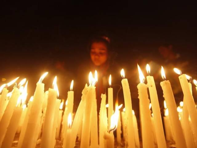 चर्च में आग लगने की घटना के विरोध में मोमबत्ती जलाकर जुलूस निकाला गया Delhi Christians hold candle-lit vigil to protest against church fire