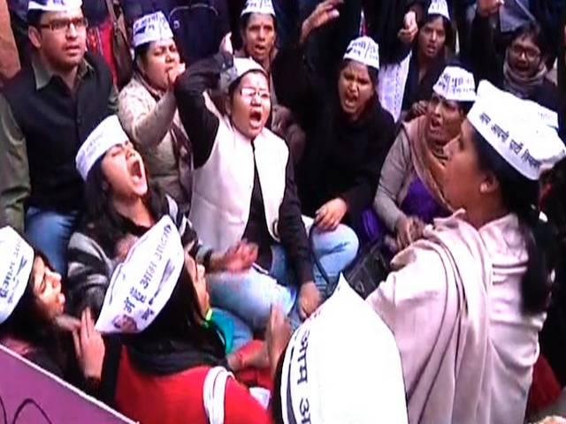 दिल्ली: रेप के खिलाफ 'आप' और NSUI कार्यकर्ताओं ने किया राजनाथ के घर के बाहर प्रदर्शन aap_protest_rajnath_house