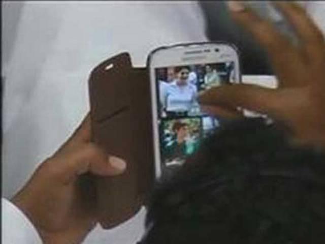 कर्नाटक विधानसभा में प्रियंका गांधी की तस्वीर देखते कैमरे में कैद हुए बीजेपी के दो विधायक Loss of face for BJP, MLA caught watching Priyanka Gandhi on mobile phone in Karnataka Assembly