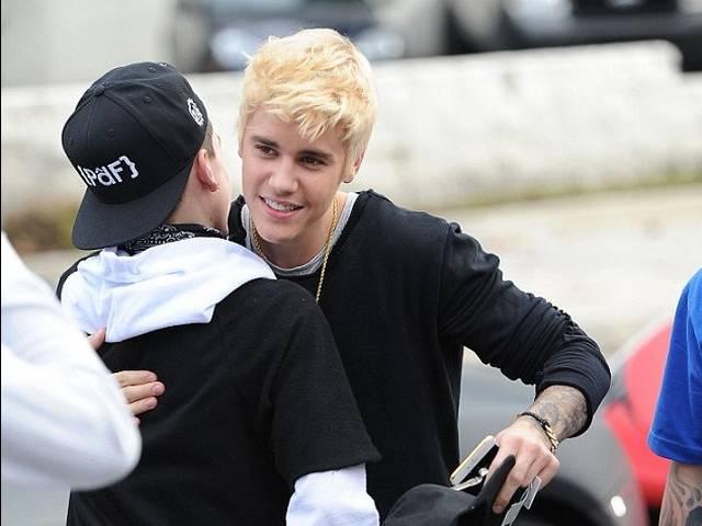 बीबर ने गोमेज को खुश करने के लिए रंगवाए बाल Justin Bieber Shows Off His Messy New Platinum Hair!