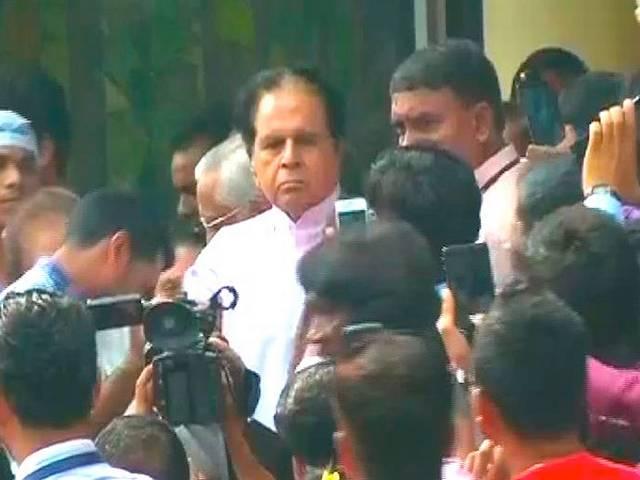 बर्थडे पर दिलीप कुमार को अस्पताल से मिली छुट्टी Dilip Kumar discharged from hospital