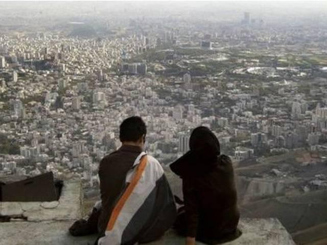 महिलाओं से हाथ मिलाने पर बैन, पर खूब हो रही डेटिंग और... white marriage in Iran