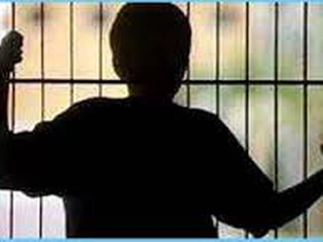 बाल कैदियों की पिटाई से पुलिसकर्मी की मौत One police official killed, five injured in attack by juvenile justice home inmates