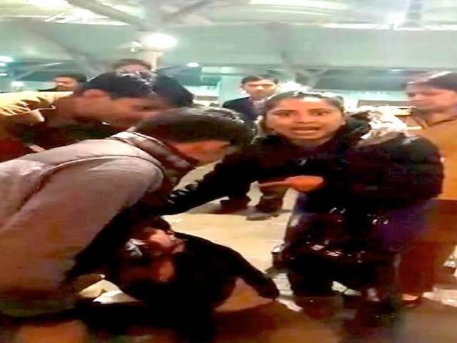 दिल्ली एयरपोर्ट पर पुलिस की मौजूदगी में महिला से छेड़खानी airport kamal jeet