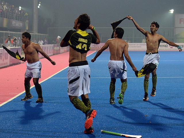 अभद्र जश्न और इशारों के लिए एफआईएच ने दो पाकिस्तानी खिलाड़ियों सस्पेंड FIH bans two Pakistani players for misconduct