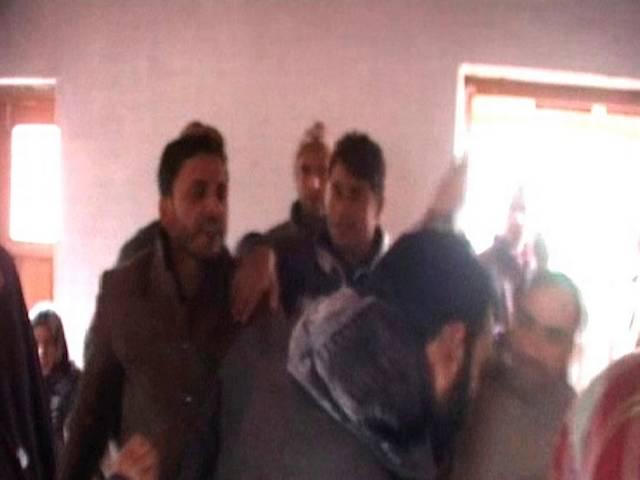 बीजेपी कैंडिडेट हिना बट्ट ने पोलिंग अफसर को धुना hina and jawed qadri