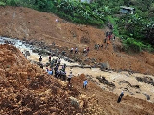 मध्य इंडोनेशिया में भूस्खलन में 32 की मौत, 76 लापता landslides in indonesia