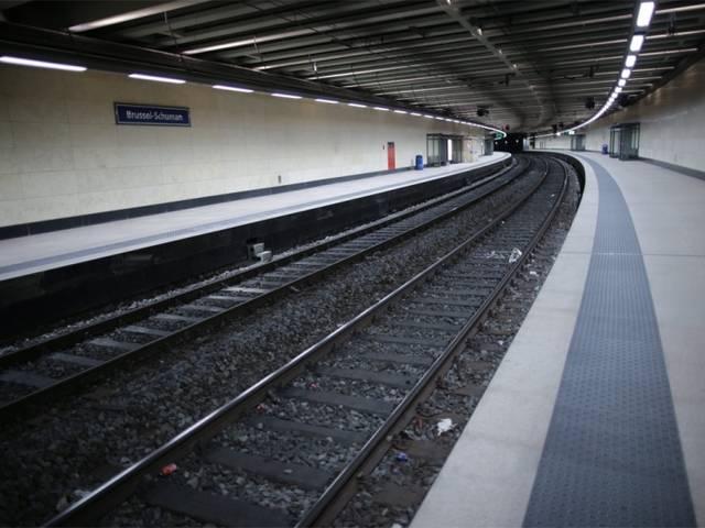 ब्रसेल्स में राष्ट्रीय हड़ताल के कारण रेल और हवाई यातायात बाधित Strike Snarls Air, Rail Service to Brussels
