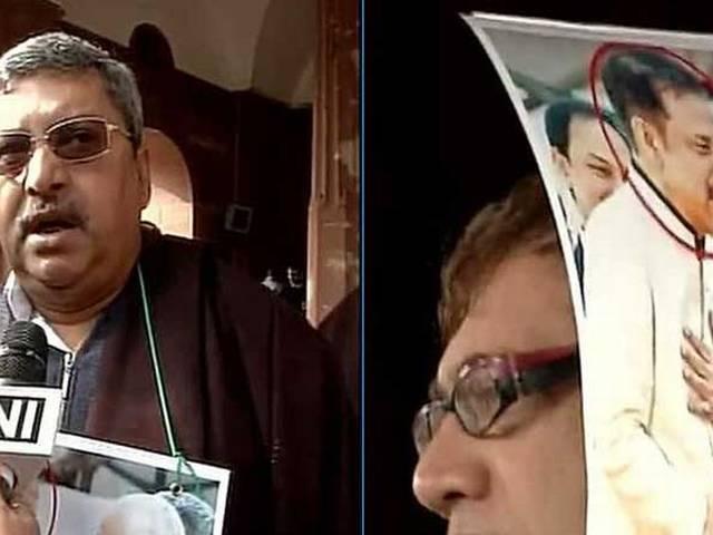 मदन मित्रा की गिरफ्तारी के विरोध में टीएमसी सांसदों ने जताया विरोध Trinamool MPs protest outside Parliament