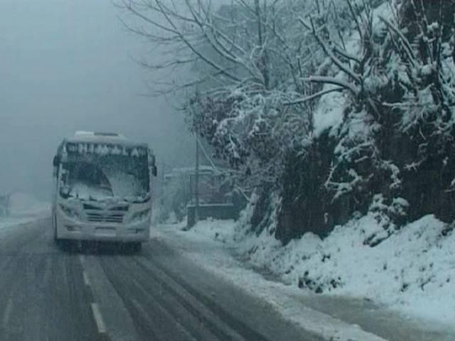 भारी बर्फबारी से कुल्लू-मनाली में 50 घंटे से बिजली-पानी नहीं, हजारों पर्यटक फंसे Kullu manali