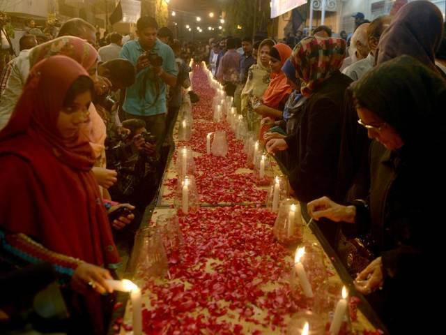 पाकिस्तान में तीन दिनों का मातम, पढ़ें जा रहे हैं सामूहिक नमाज़े जनाज़ा Pakistani Taliban Attack on Peshawar School Leaves 141 Dead