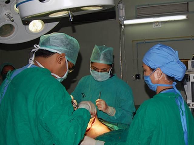 मुंबई में मरीज के पेट से 12 किलोग्राम का ट्यूमर निकाला गया doctors remove a 12 kg tumor after operation