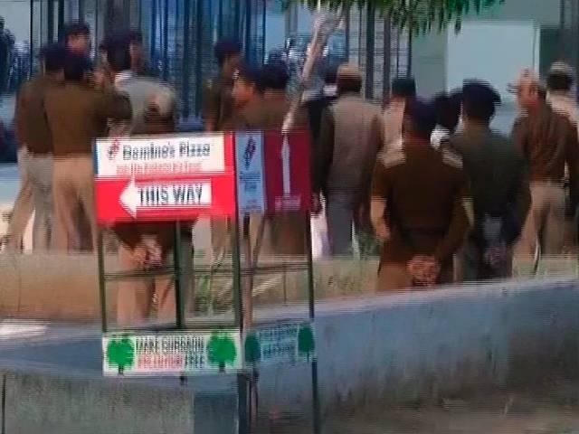 दिल्ली से सटे गुड़गांव में तीन जगहों पर बम की खबर gurgoan