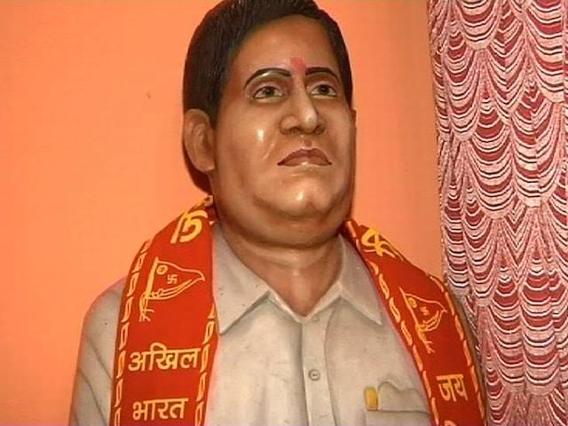 बीजेपी-शिवसेना ने सड़कों-चौराहों पर गोडसे की मूर्ति लगाने का किया विरोध Hindu Mahasabha wants to install Godse’s bust at public places, bjp is against on it