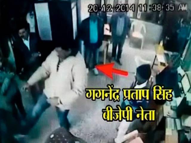मध्य प्रदेश के सतना में बीजेपी नेता और जिला पंचायत अध्यक्ष ने वोल्वो कंपनी के कर्मचारियों को मारी लात, 45 हजार बकाया मांगने पर हुए आग बबूला mp_bjp_leader_kicks_volvo_employees