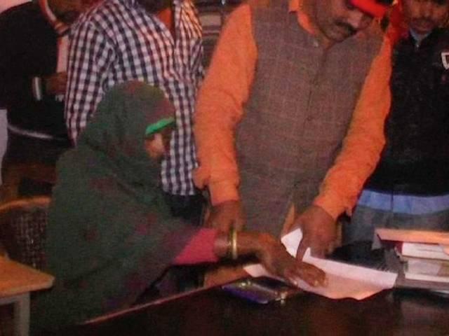 आगरा में करीब दो दर्जन महिलाओं को हिंदू से ईसाई बनाने का मामला आया सामने, गांव वालों की जानकारी के बाद पुलिस के पास पहुंचा मामला agra_woman_religion_conversion