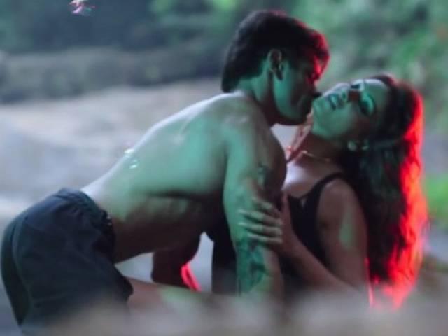 ...तो करन सिंह ग्रोवर के साथ इश्क फरमा रही हैं बिपाशा! karan singh grover_bipasha basu_alone_