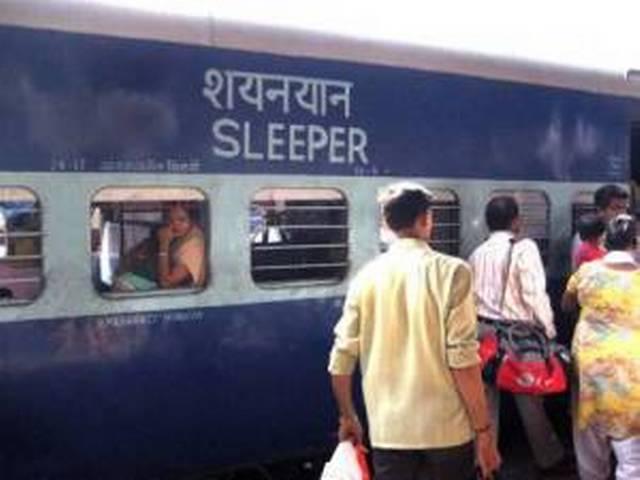 ट्रेन में छोटे बच्चों का भी लगेगा पूरा टिकट ट्रेन में छोटे बच्चों का भी लगेगा पूरा टिकट