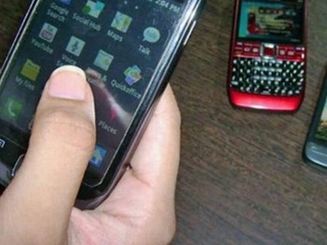 लालू के गांव में लड़कियों के मोबाइल रखने पर पाबंदी Girls are not allowed to use Mobile at RJD president Laloo Yadav’s village