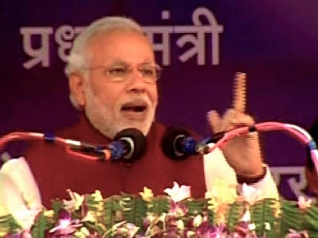 फिर पलटे मोदी? रेलवे के निजीकरण को कहा ना Good governance day: PM says won’t privatise Railways, cleans Varanasi street
