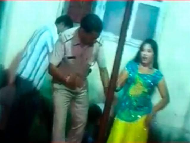 गुजरात: बार गर्ल के साथ नाचने के बाद गुजरात पुलिस सब-इंस्पेक्टर सस्पेंड Surat police sub inspector dances with bar girl, police department initiates action